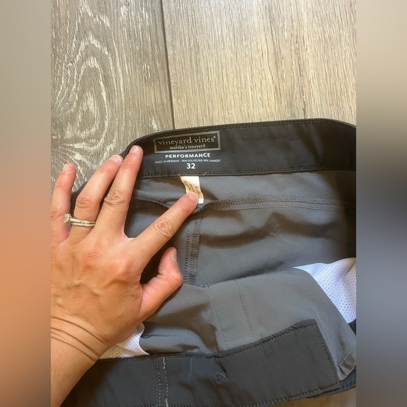 Men’s Vineyard Vines Performance Swim Trunks Size 32 with zip up pockets - Picture 4 of 8